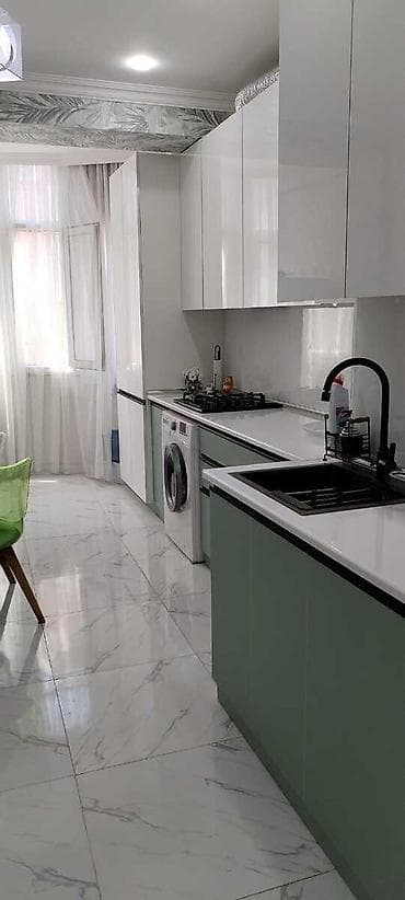 Mənzillər: İcarəyə verilir 3 otaqlı yeni tikili 136 m², İnşaatçılar m — 10