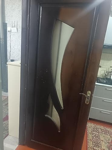 ev kapıları: Ev otaq qapıları 2 ədəddir, şəkildə göründüyü kimdir. Birinin şüşəsi — 5