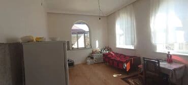 2 mərtəbə: Ev 4 sot torpaqda yerləşir. 3 otaq, 1 qonaq otağı, mətbəx və sanitar — 5