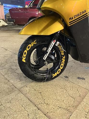 Su nəqliyyatı: 2025 ziq zaq 
- Rəng: qızılı/sarı, qara detallarla — 8