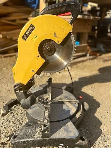 şlanq: Taxta kəsmə üçün elektrikli gönye dəzgahı (miter saw) və kiçik hava — 1