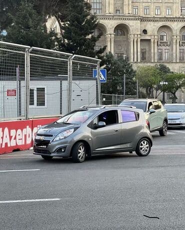 Chevrolet Spark – boz rəng, şəhər içi yığcam hetçbek. Əsas
