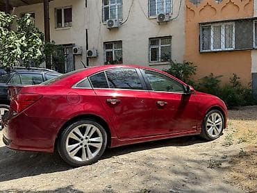 Nəqliyyat: Chevrolet Cruze sedan – qırmızı rəngdə, şəhər və tras üçün universal — 9