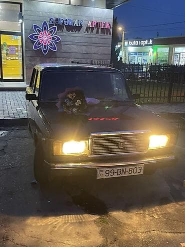 2107 oturacaq: VAZ 2107 sedan - Kuzov: Qara rəng, 4 qapı, xrom ön barmaqlıq və — 2