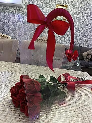 gulun etri uzaqdan geler: Hədiyyəlik gül buketi və şəffaf qablaşdırma seti

Süni güllər — 1