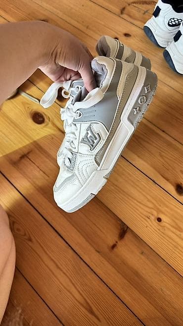 duxular ve qiymetleri: Louis Vuitton Trainer kişi krossovkası - Rəng: ağ və boz tonlarda - — 1