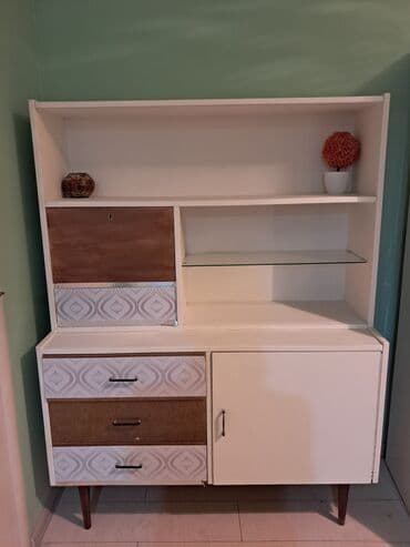 Rəflər, etajerkalar: Retro bufet/vitrin şkaf Metalkənarlı tutacaqlar, konus formalı taxta — 1