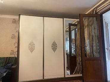 Şkaf-kupe, 3 qapılı - Korpus: ağac fakturalı tünd qəhvəyi laminit - Ön