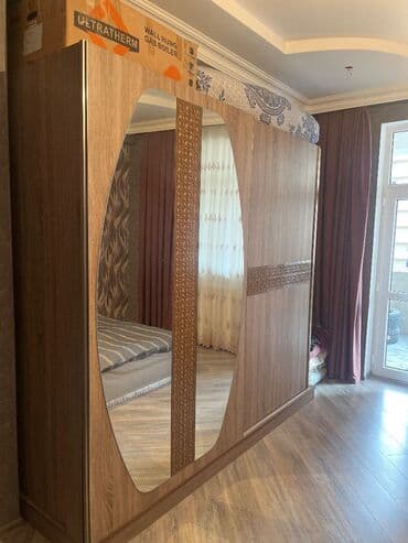 İşlənmiş, Dəhliz dolabı