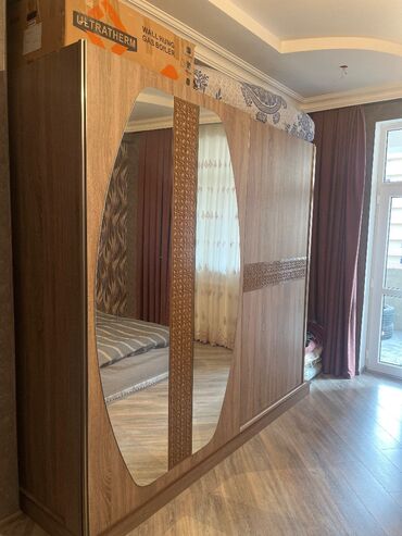 işlənmiş güzgülər: İşlənmiş, Dəhliz dolabı — 1