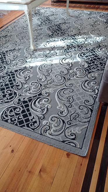 döşeme silen: Gümüş-boz və tünd boz tonlarda, barokko üslublu naxışlara malik xalça — 2