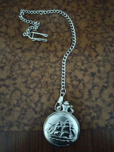 ustunde gerb olan qepik: Zəncirli cib saatı – klassik dizayn - Gümüşü rəngdə metal korpus və — 2