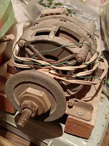 Məişət tipli elektrik mühərriki üzərində daşlama diski ilə birlikdə