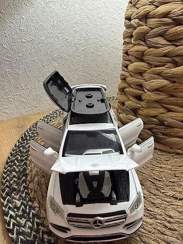 real gitara: Mercedes-Benz GLS modelinin metal oyuncaq maşını. Qapıları açılır — 6