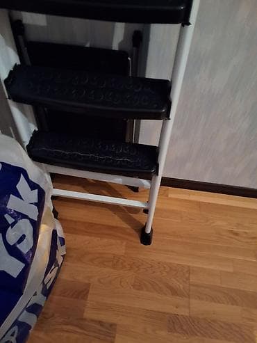 5 pilləli qatlanan nərdivan - Material: möhkəm metal karkas, ağ