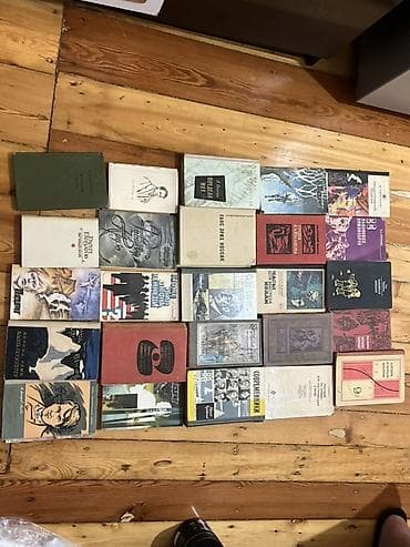 kitab şkafı: Sovet dövrünə aid böyük kitab kolleksiyası - Təxminən bir neçə yüz — 1