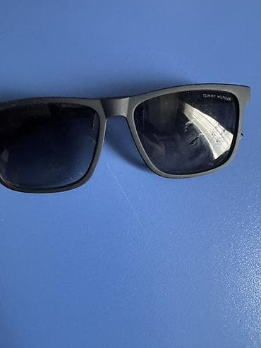 ocki: Tommy Hilfiger gün eynəyi - Klassik kvadrat/wayfarer dizayn - Mat — 1