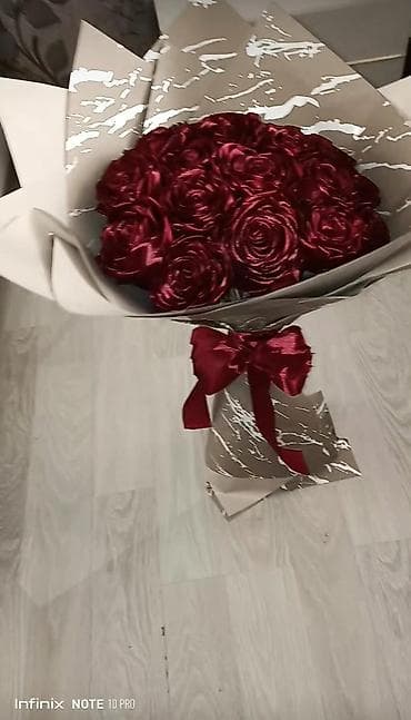 1 kub taxta: Bordo rəngli atlas güllərdən hazırlanmış buket - Material: parlaq — 2