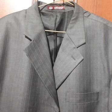 kişi ucun klassik qara kostyum: Bu, boz rəngli, zolaqlı kişi kostyum pencəyidir. Pencəyin qabaq — 1