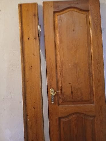 Ev və bağ: Taxta qapi yaxwi veziyyetde.acarida var.uzunlugu 2 metr.eni 60 — 2