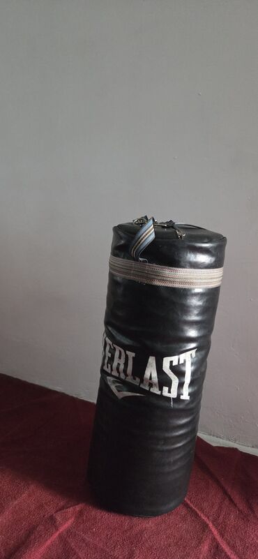adam boks torbası: Everlast boks torbası - Marka: Everlast - Rəng: qara - Silindrik — 1