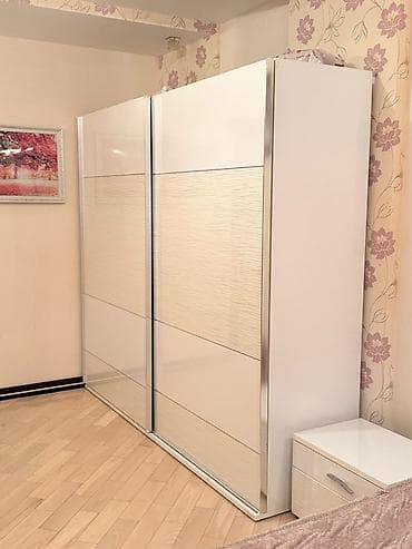 puflar: Yataq otağı mebel dəsti – ağ rəngdə, müasir üslub Tərkibi: - Çarpayı — 8