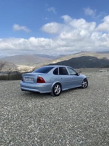 e 3 2: Opel Vectra B sedan - Kuzov: 4 qapılı sedan, açıq göy rəng - — 3