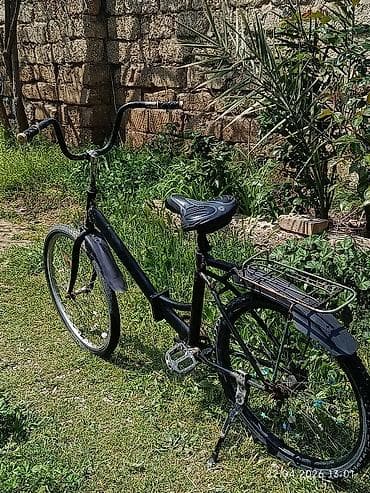 Şəhər gəzintiləri üçün rahat klassik velosiped. ÜNVAN BİNƏ SOVXOZ