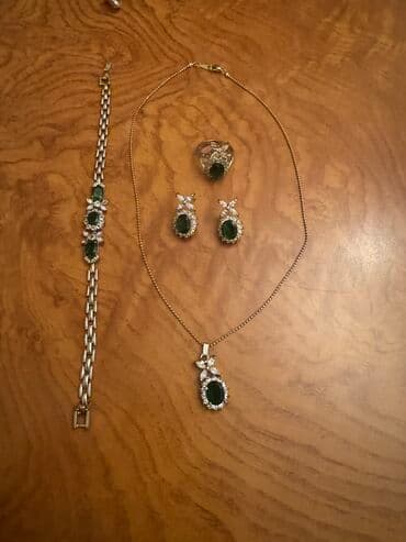 1 qram qizilin qiymeti: Dəstə daxildir: Bilərzik, Boyunbağı, Kulon — 8