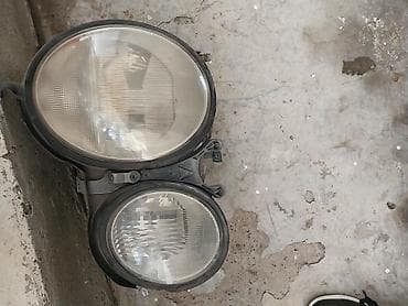 mini mercedes: Sağ ön, Mercedes-Benz E240, 2000 il, Almaniya, Ünvandan götürmə — 2