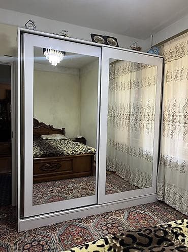Шкафы: 2.10x2.05x60 geniş şifonyer. İki sürgülü qapılı, güzgülü. Bir tərəfi — 1