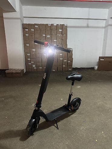 X 8 modelioturacaqlı qara elektrik skuter. Bu model səyahətlər və