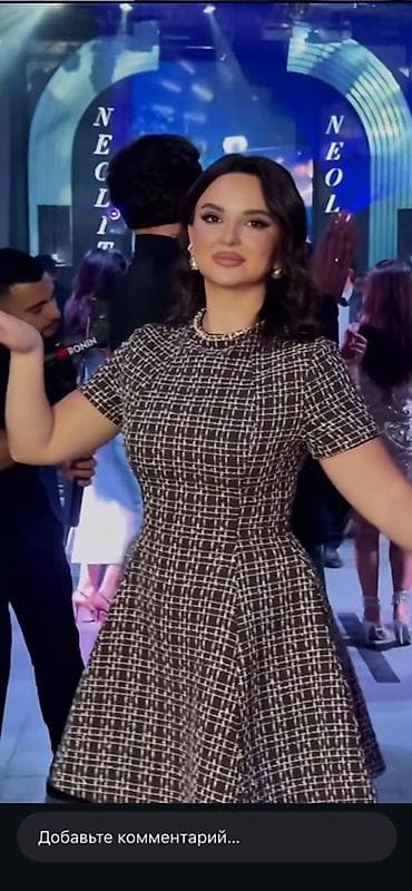 cins donlar 2020: Qadın paltarı – qısaqol, A-kəsim, beldən oturan model. Qəhvəyi əsas — 1