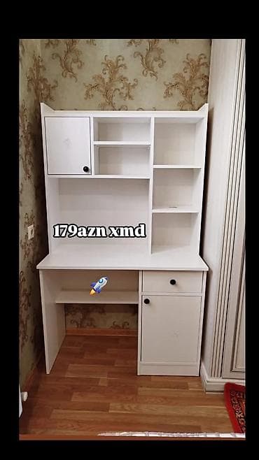 Ağ rəngli yazı/kompüter masası – yığma rəfli model. Xüsusiyyətlər: -