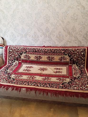 Divan və ya çarpayı üzəri üçün klassik naxışlı örtük. Üzərində iri və