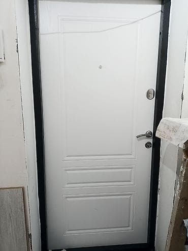 Divar kağızları, oboy: Dəmir giriş qapısı – klassik dizayn, tünd ağac teksturalı örtük — 7