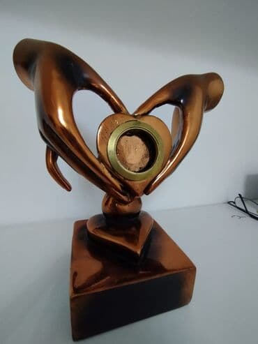 Uşaq geyimi və ayaqqabıları: Suviner hün 25 sm şəkil qoymaq olar icinə Dəmirdəndir Alınıb 35 azn — 2