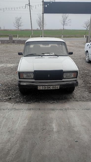 VAZ 2107 sedan – ağ rəng, 4 qapı, arxa ötürücülü. Klassik “07”