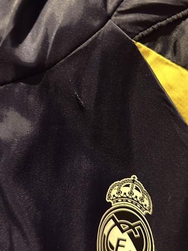 topdan geyim: Real Madrid küləkkeçirməz yüngül jaket - Rəng: tünd göy, çiyinlərdə — 3