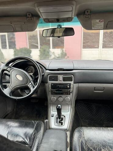 qoşqusu olan avtomobil: Subaru Forester, ağ rəng, 5 qapılı krossover. Texniki xüsusiyyətlər — 6