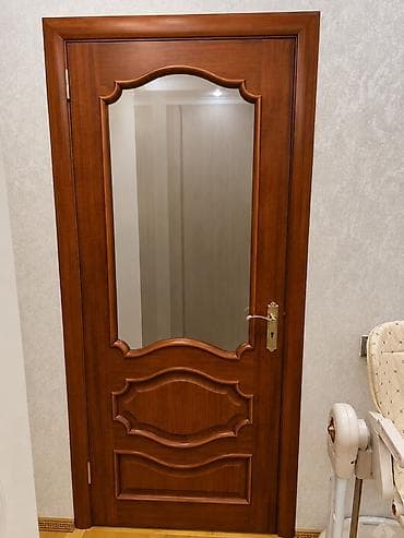 Yaxşı vəziyətdə otaq qapıları 4 ədədi şüşəli 1 ədədi şüşəsizdi
