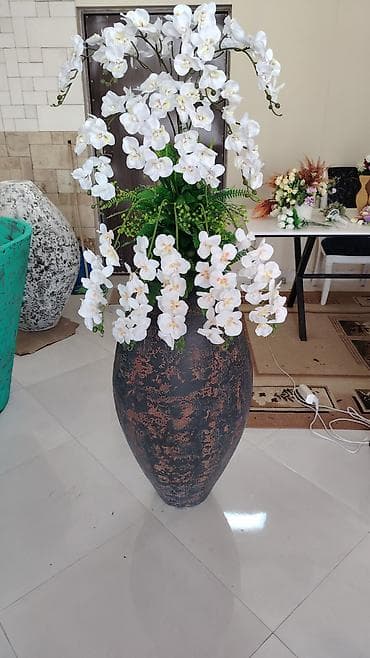 Böyük dekorativ kompozisiya – orkide və yaşıl yarpaqlardan ibarət süni