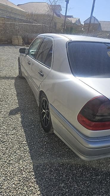 mercedes s 320: Mercedes‑Benz sedan Xüsusiyyətlər: - Kuzov: sedan, gümüşü rəng - — 6