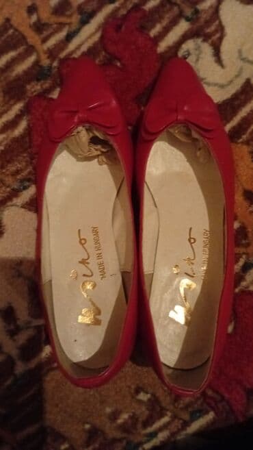 altı qırmızı ayaqqabı: Təzədi heç geyinilməyib. ancaq naboykasi deyișilmelidi. choxdandan — 1