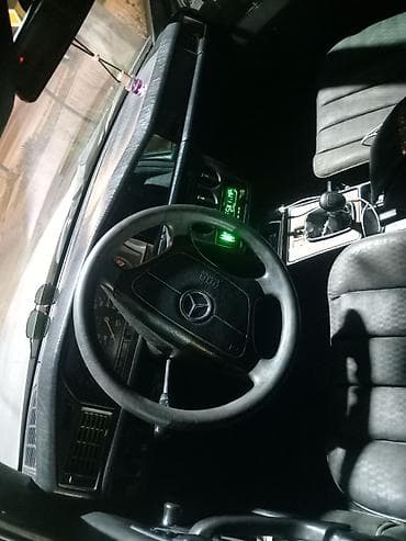 Mercedes-Benz 190: 2 l | 1990 il Sedan