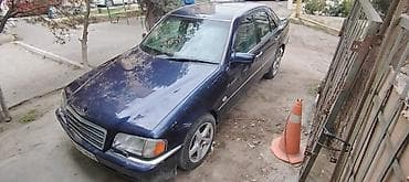s class: Mercedes-Benz C‑Class sedan (W202), tünd mavi rəng. - Kuzov: 4 qapılı — 2