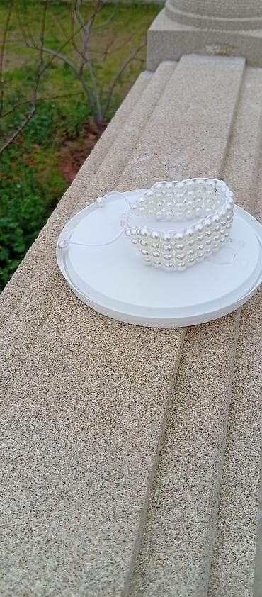 broşlar: Ağ incili geniş qolbaq - Material: parlaq ağ süni inci muncuqlar - — 2