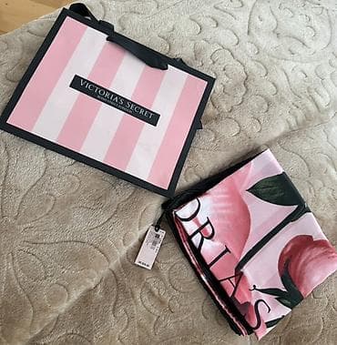 Hicab: Victoria’s Secret ipək effektli kvadrat şarf - Brend: Victoria’s — 1