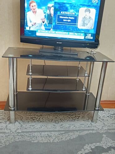 Düz TV altlığı, Polkalı, Şüşəli