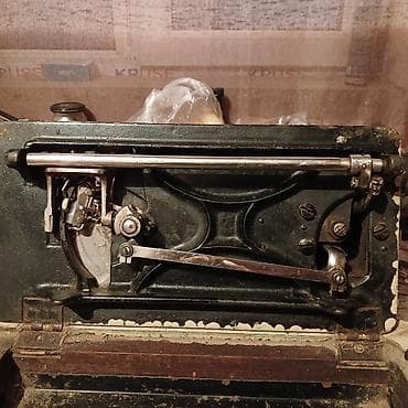 qədimi utu: Məhsul: Köhnə mexaniki tikiş maşını (stolüstü, pedal/qol mexanizmi — 1